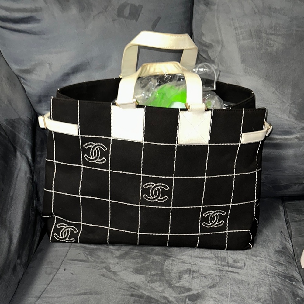 CHANEL Black and White Tote Bag PRE-OWNED.